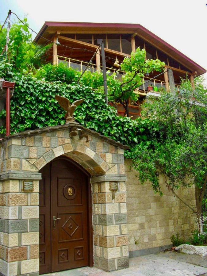 Alimeti Guesthouse Berat Bagian luar foto