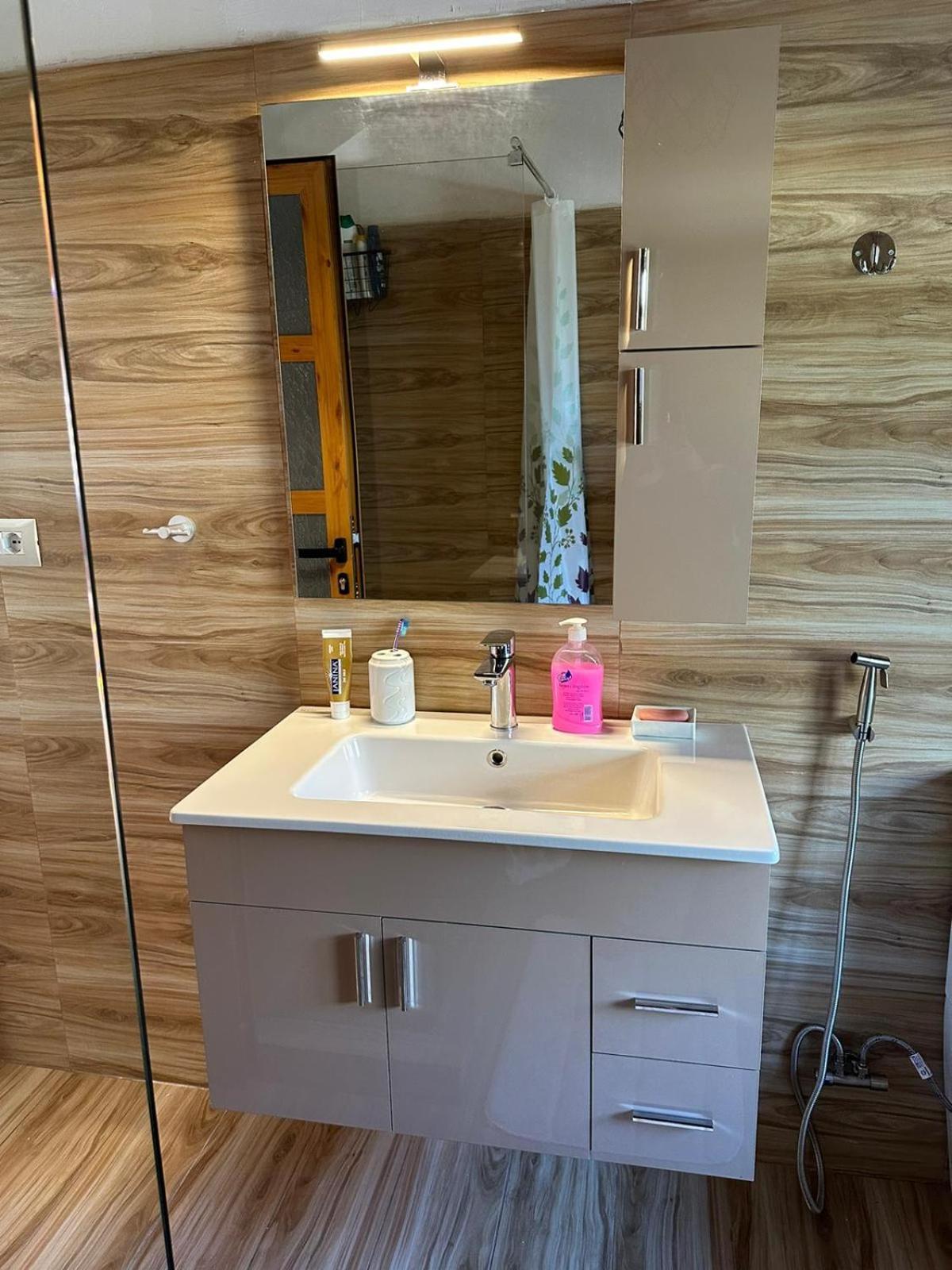 Alimeti Guesthouse Berat Bagian luar foto